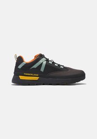 Sneaker nero e grigio con tomaia in rete, dettagli in teal, collare arancione e logo giallo. Presenta una suola texturizzata e un design con lacci.