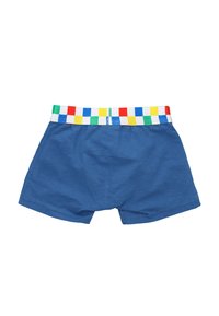 I pantaloni corti blu in cotone presentano una cintura a scacchi multicolore. Il design include una vestibilità comoda con semplici dettagli di cucitura.
