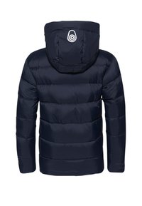 Marineblå pufferjakke med hætte, og med lodrette quiltede sektioner samt et cirkulært logo på bagsiden. Glat, skinnende overflade.