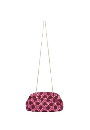 Pequeño bolso de mano en rosa y granate con estampado, con una larga y delgada cadena dorada colgando verticalmente.
