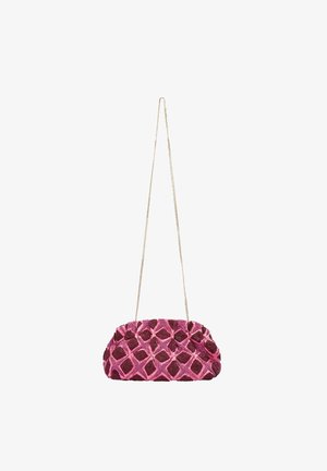 Pequeño bolso de mano en rosa y granate con estampado, con una larga y delgada cadena dorada colgando verticalmente.