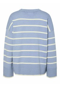 Blå- och vitrandig tröja, tillverkad av mjukt stickat material, har rundad halsringning, sänkta axlar och ribbstickade muddar och nederkant.