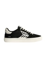 Schwarze Leinensneaker mit weißen Akzenten, strukturierten Seiten, Gummisohle und einem grünen Detail an der Ferse. Verfügt über ein klassisches Schnürdesign.