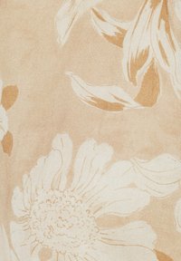 Tejido beige con patrones florales blancos y acentos en tono marrón claro. La textura suave y los delicados detalles de contorno destacan el diseño.