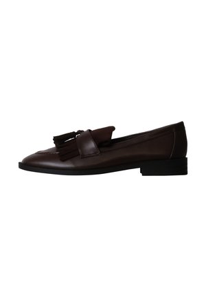 Mocassin en cuir marron foncé avec détail pompon et petit talon noir, présenté de profil sur fond blanc.