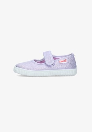 Scarpa Mary Jane con glitter lilla, suola bianca texturizzata e cinturino in velcro, con etichetta "Cienta" sul lato.