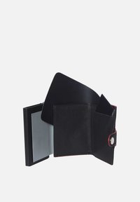Zwarte leren portemonnee met rode accentstiksels, bi-vouw ontwerp, één doorzichtige sleuf en drukknoopsluiting, voorzien van een binnenvak en een gestructureerde afwerking.