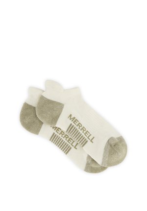 Paire de chaussettes blanches pour cheville avec talon et bout beige, arborant la marque "MERRELL" et un motif rayé sur la semelle.