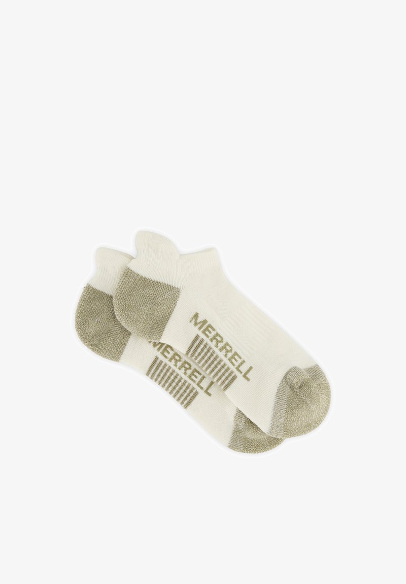 Paire de chaussettes blanches pour cheville avec talon et bout beige, arborant la marque "MERRELL" et un motif rayé sur la semelle.