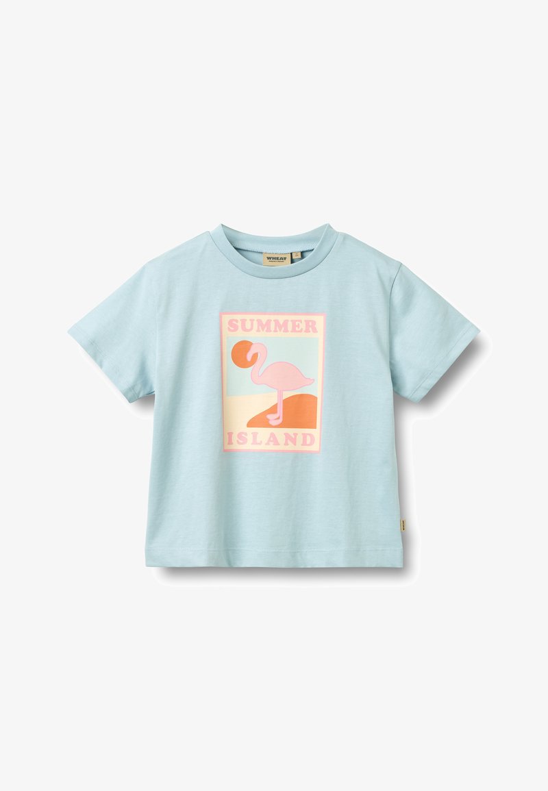 Lichtblauw T-shirt met korte mouwen, met een roze flamingo-afbeelding en de tekst "SUMMER ISLAND" in een rechthoekig kader aan de voorkant.