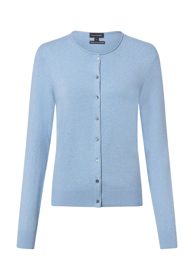 Lichtblauw vestje gemaakt van biologisch katoen. Heeft een ronde hals, lange mouwen en een sluiting met kleine metalen knopen.