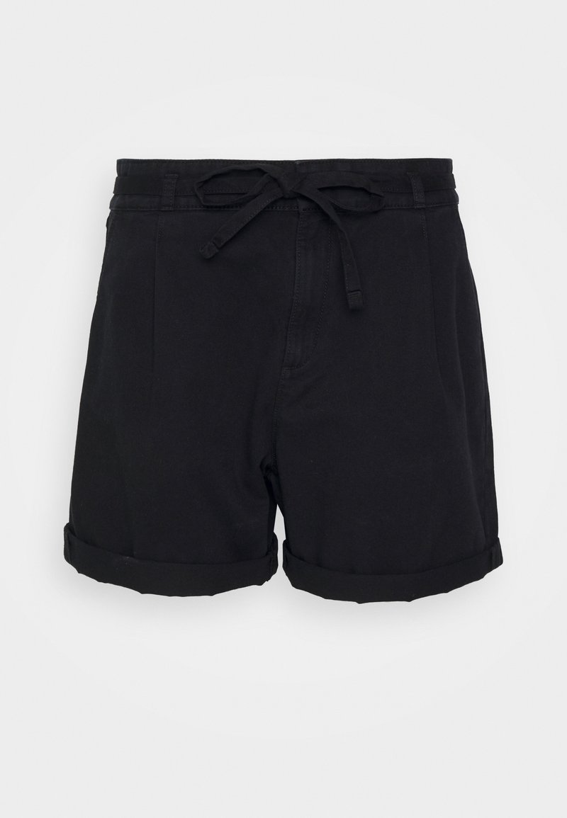 Shorts noirs décontractés avec ourlets roulés et ceinture en tissu nouée à la taille, détails de couture à l'avant et passants de ceinture sur un fond uni.