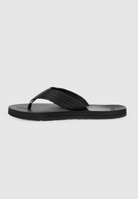 Svart flip-flop sandal gjord av gummi med flätade textilremmar. Har en platt sula och strukturerad fotbädd för grepp. Enkel design.