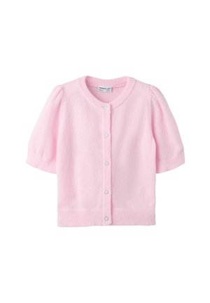 Cardigan rose doux à manches courtes avec un col rond et six boutons décoratifs en forme de fleur sur le devant.