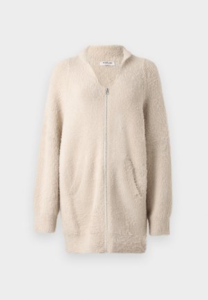 Cardigan beige con zip, realizzato in materiale morbido e soffice. Presenta un collo a V, due tasche frontali e maniche lunghe. Design semplice e testurizzato.
