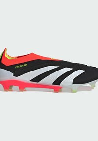 Crampon de football noire avec des accents rouges et néon, design épuré, trois rayures blanches et une surface texturée. Léger avec des clous colorés.