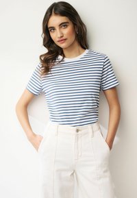 Next SHORT SLEEVE CREW NECK   REGULAR FIT - Trükipildiga T-särk - navy blue white