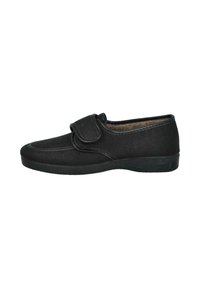 Zapato negro con puntera redonda, empeine de tela suave, tira ajustable de velcro y suela baja de goma. Cuenta con un forro interior acolchado.