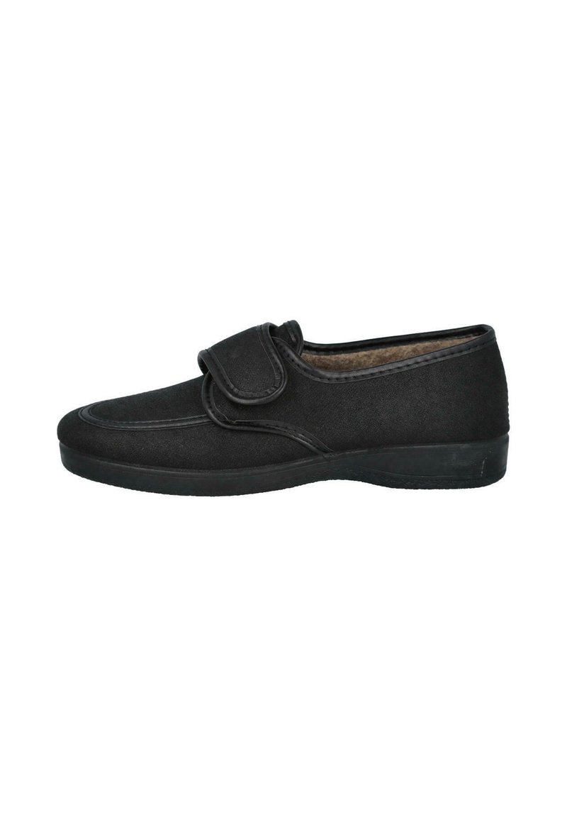 Zapato negro con puntera redonda, empeine de tela suave, tira ajustable de velcro y suela baja de goma. Cuenta con un forro interior acolchado.