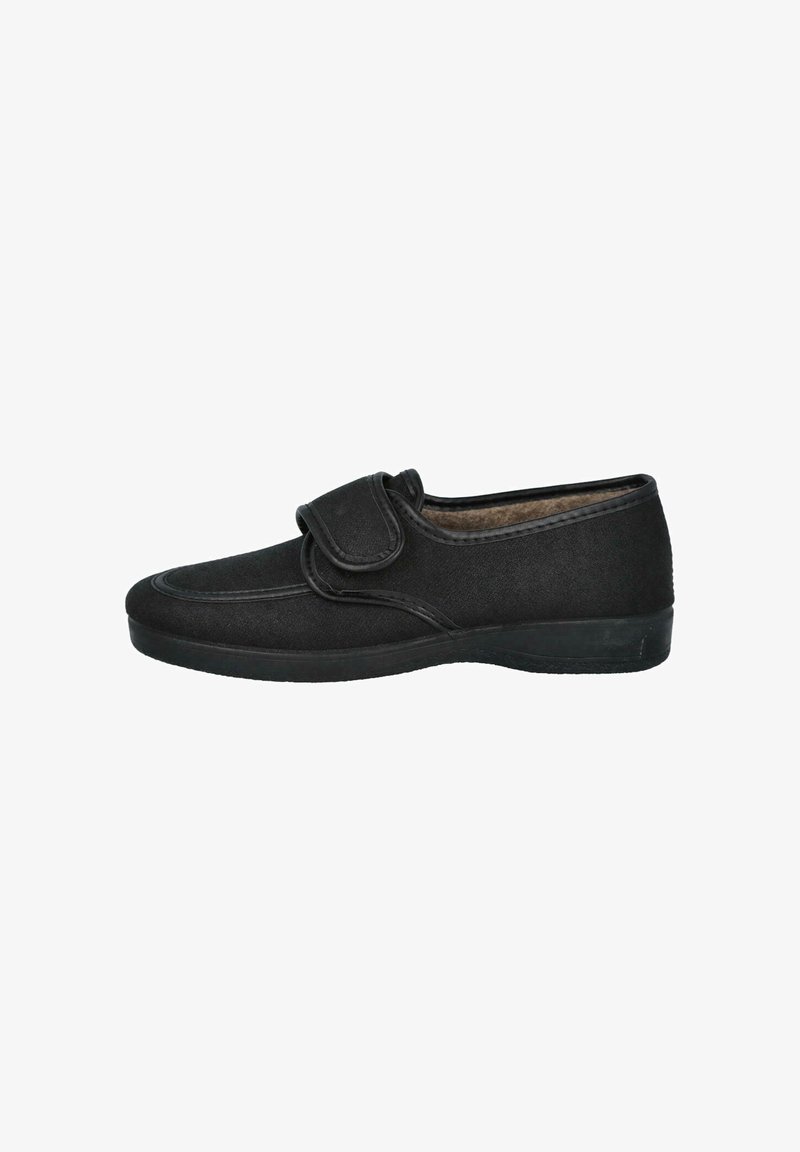 Zapato negro con puntera redonda, empeine de tela suave, tira ajustable de velcro y suela baja de goma. Cuenta con un forro interior acolchado.