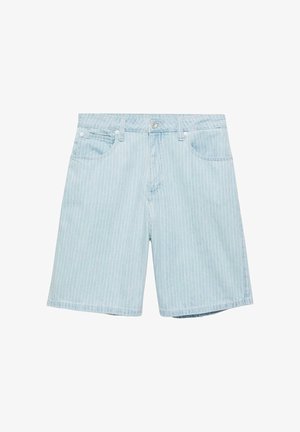 Hellblaue Denim-Shorts mit weißen vertikalen Nadelstreifen, vorderer Knopf- und Reißverschluss und vorderen Taschen auf weißem Hintergrund.