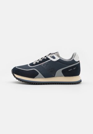 Sneakers blu navy con materiali in suede e mesh, dettagli grigi e una suola in gomma testurizzata. Presentano un dettaglio del logo e lacci a contrasto.