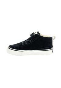 Zapatillas altas de ante negro con suela de goma blanca, que cuentan con cordones y una correa de Velcro. Costuras reforzadas y una lengüeta en el talón.