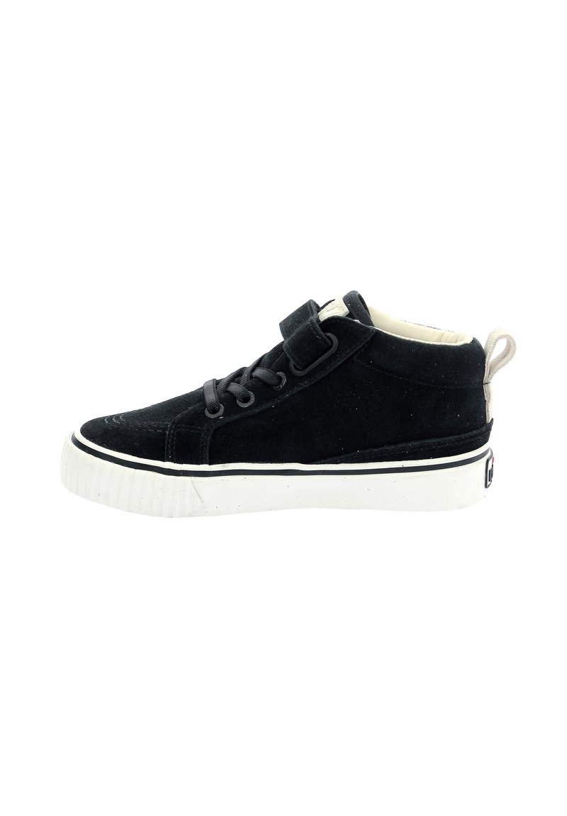 Zapatillas altas de ante negro con suela de goma blanca, que cuentan con cordones y una correa de Velcro. Costuras reforzadas y una lengüeta en el talón.