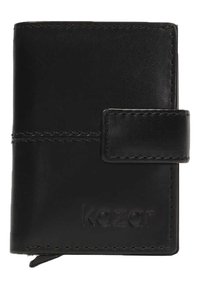 Černá kožená peněženka s hladkým povrchem, zabezpečená obdélníkovým popruhem. Obsahuje švy a vyražené logo v přední části.