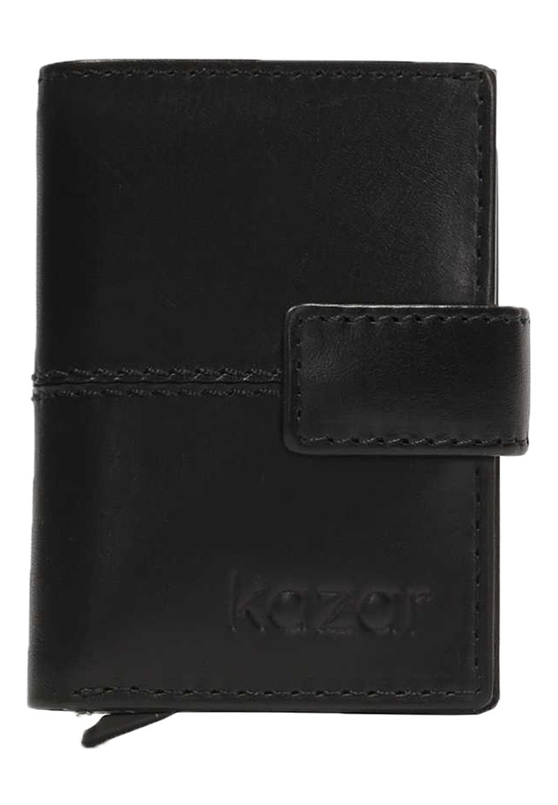 Černá kožená peněženka s hladkým povrchem, zabezpečená obdélníkovým popruhem. Obsahuje švy a vyražené logo v přední části.