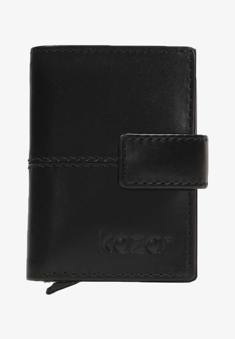 Černá kožená peněženka s hladkým povrchem, zabezpečená obdélníkovým popruhem. Obsahuje švy a vyražené logo v přední části.