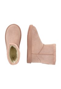Bottines en daim rose avec une doublure intérieure douce, un bout rond et une semelle en caoutchouc texturée présentant un motif en zigzag le long de l'arête.