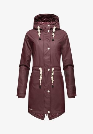 Veste imperméable bourgogne avec une capuche à cordon, des boutons-pression et des accents en corde blanche. Doublure imprimée et longueur jusqu'aux genoux.