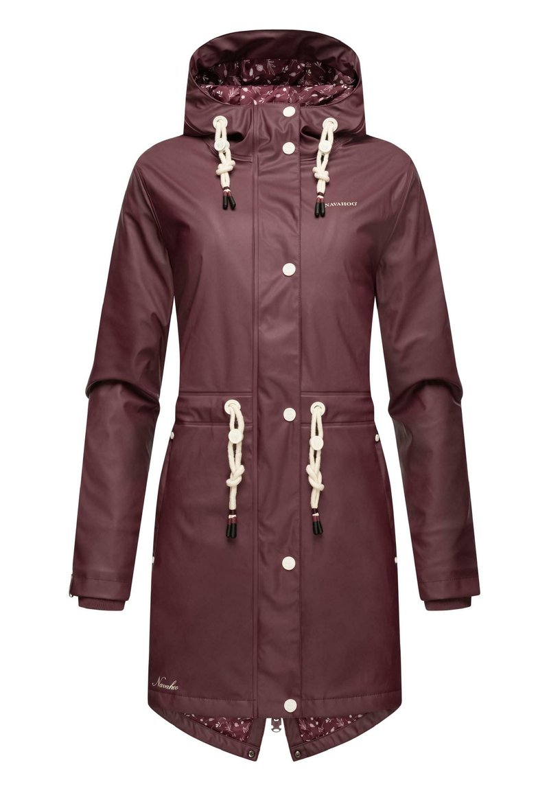 Chaqueta impermeable burdeos con capucha ajustable, botones a presión y detalles en cordón blanco. Forro impreso y corte hasta la rodilla.