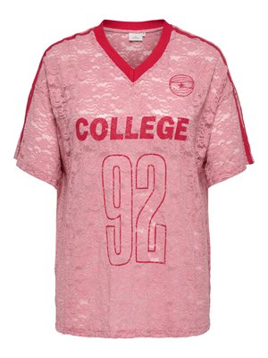 Pinkes Spitzen-Top mit kurzen Ärmeln, rotem V-Ausschnitt, Schriftzug „COLLEGE 92“ und roten Streifen auf den Schultern.