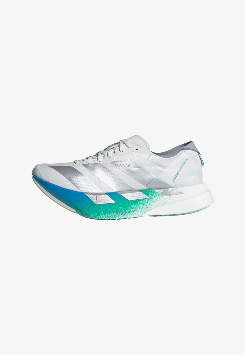 Chaussure de course blanche avec une semelle dégradée bleu clair et vert, design à lacets, et de subtiles rayures argentées sur le côté.