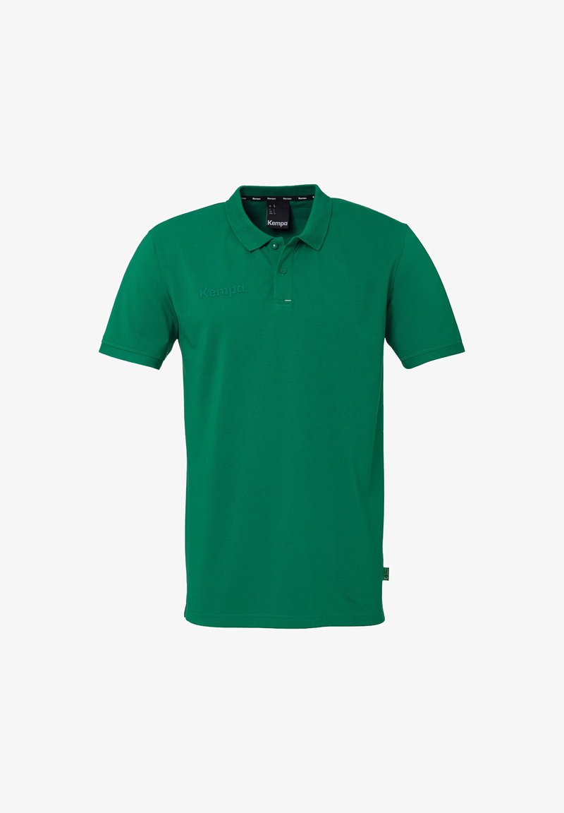 Groene polo gemaakt van ademende stof, met een klassieke kraag, korte mouwen en een reliëf "Kempa" logo op de linkerborst.
