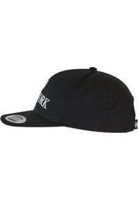 Svart baseballcaps med buet brem, brodert "NEW YORK"-tekst i hvitt på fronten, med ventilasjonsøyne og en tettsittende design.