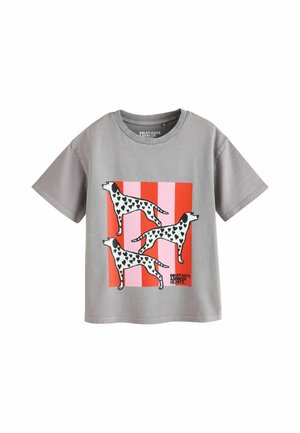 Grå t-shirt med tre dalmatiner hunde med sorte hjertepletter på røde og lyserøde lodrette striber. Lille tekst nederst til højre.