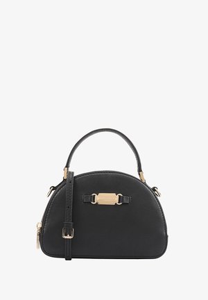 Kleine zwarte leren handtas met een ronde bovenkant, gouden logoplaat, bovenhandvat en verstelbare schouderband.