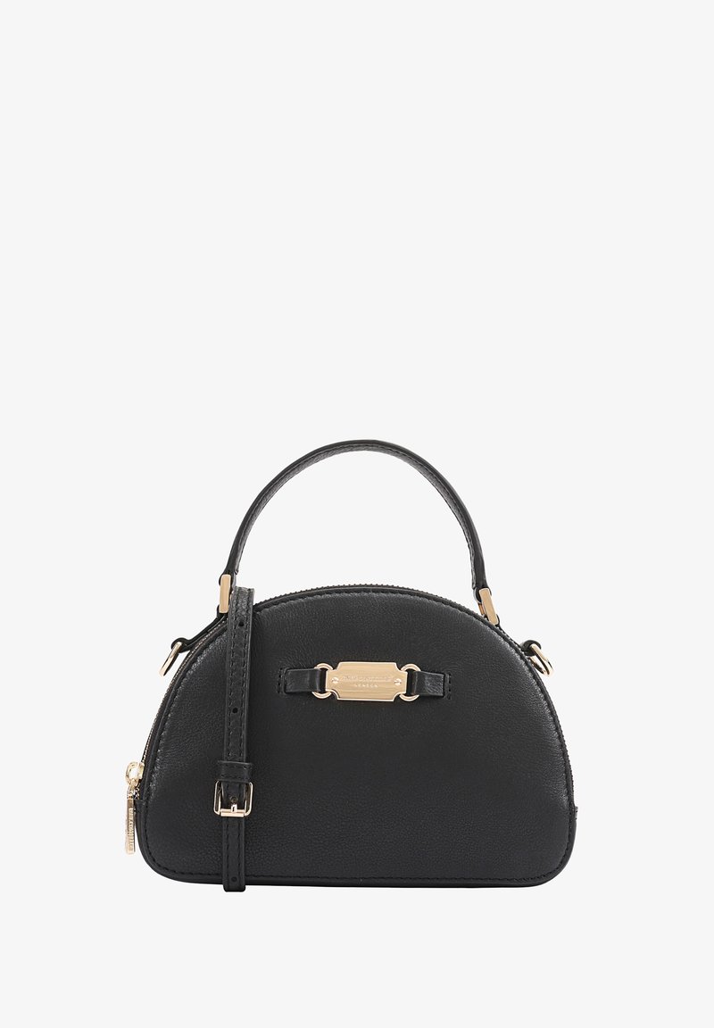 Kleine zwarte leren handtas met een ronde bovenkant, gouden logoplaat, bovenhandvat en verstelbare schouderband.