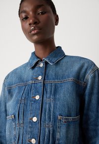 Tommy Jeans PLEATED TRUCKER JACKET  - Jeansjacke - denim medium
