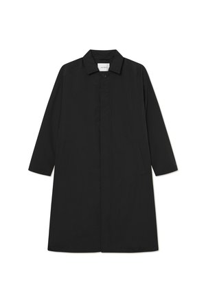 Svart trench coat med en minimalistisk design, featuring en rak silhuett, långa ärmar, sidfickor och en knappstängning.