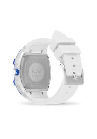 Reloj con correa de silicona blanca, caja redonda, fondo de acero inoxidable, botón con acento azul y detalle texturizado en la correa.