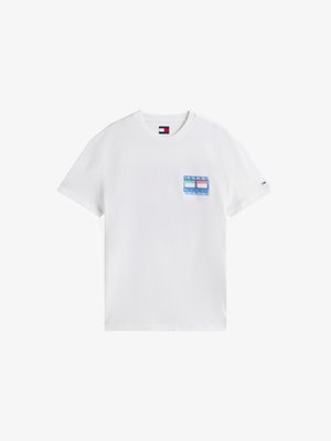 T-shirt bianca in cotone con maniche corte, caratterizzata da una grafica colorata sul lato sinistro del petto e un piccolo etichetta del brand sulla manica.