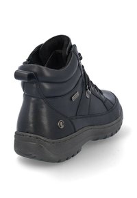 Bota de senderismo impermeable negra con un upper texturizado, cuello acolchado, cierre de cordones y suela de goma duradera. Presenta detalle de acento metálico.