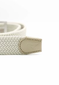 Cintura intrecciata color crema con un pezzo finale in pelle beige caratterizzato da cuciture e un design goffrato delicato. Texture liscia, forma piatta.