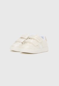 Adidași din piele albă cu finisaj texturat, cu barete Velcro și interior albastru deschis. Branding subtil pe barete și design cu vârf rotunjit.