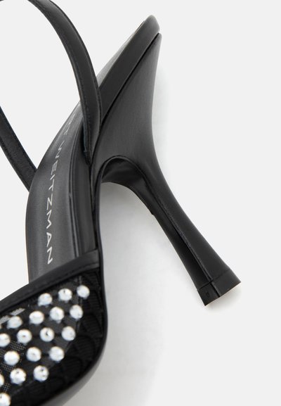 Chaussure à talon haut noire avec bout ouvert, bride arrière et clous décoratifs argentés sur empeigne en mesh, inclinée sur fond blanc.