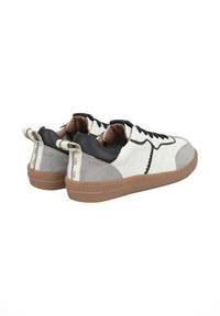 Sneaker bianchi in pelle e scamosciato grigio con dettagli neri, punta tonda, suola in gomma e due linguette posteriori per una facile calzata.